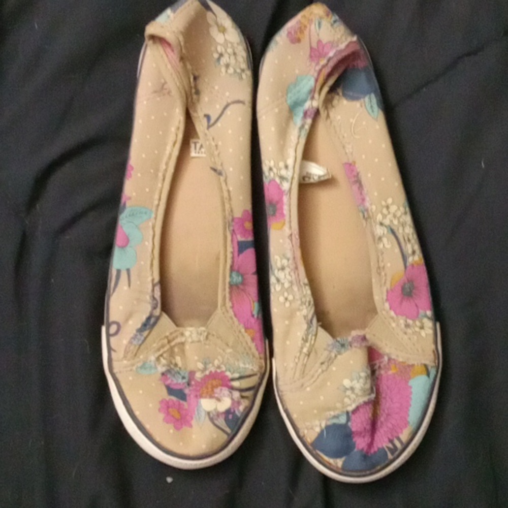 Distressed floral flats